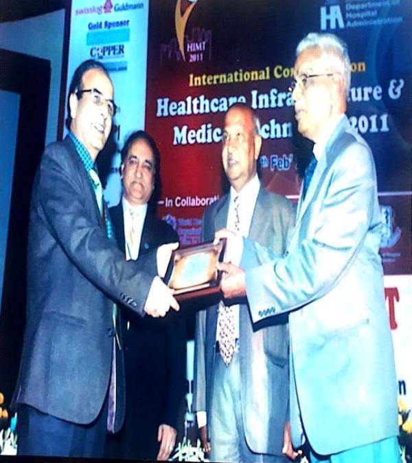 Syed Amin Tabish receiving an award
