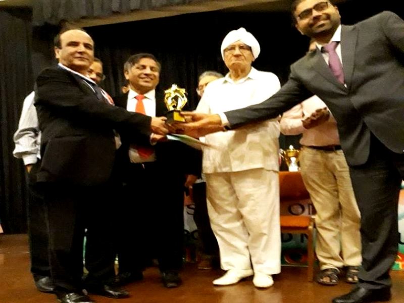 Syed Amin Tabish while receiving the Dr. APJ Abdul Kalam Award (2018)