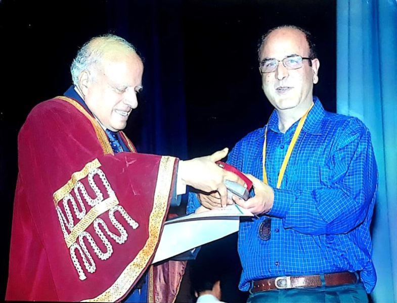 Syed Amin Tabish while receiving the Sir Sriram Memorial Award (2004)