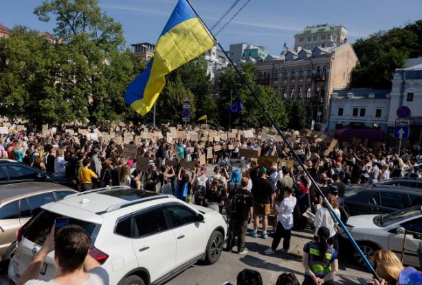 A picture of people protesting in Kyiv after Mykhailo Fedorov's dismissal as Minister of Defence
