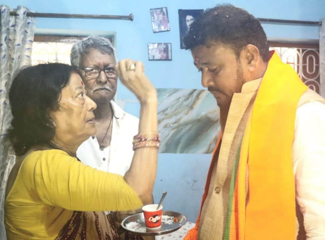 Abhishek Kumar with his parents