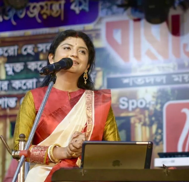 Aditi Munshi while performing at a live show