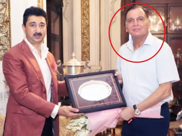 Dhiraj Seth Age, Wife, Children, Family, Biography » StarsUnfolded 4 An old picture of Dhiraj Seth while receiving a momento