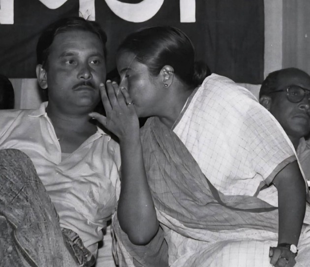 Madan Mitra Age, Wife, Children, Family, Biography » StarsUnfolded 4 An old picture of Madan Mitra with Mamata Banerjee