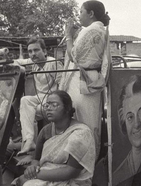 Madan Mitra Age, Wife, Children, Family, Biography » StarsUnfolded 6 An old picture of Madan Mitra (sitting) with Mamata Banerjee during a political campaign