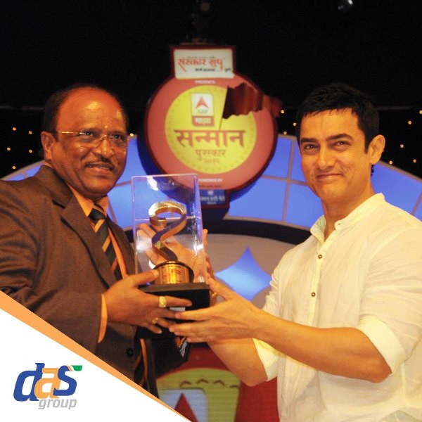 Ashok Khade receiving the ABP Majha Sanman Puraskar from actor Aamir Khan