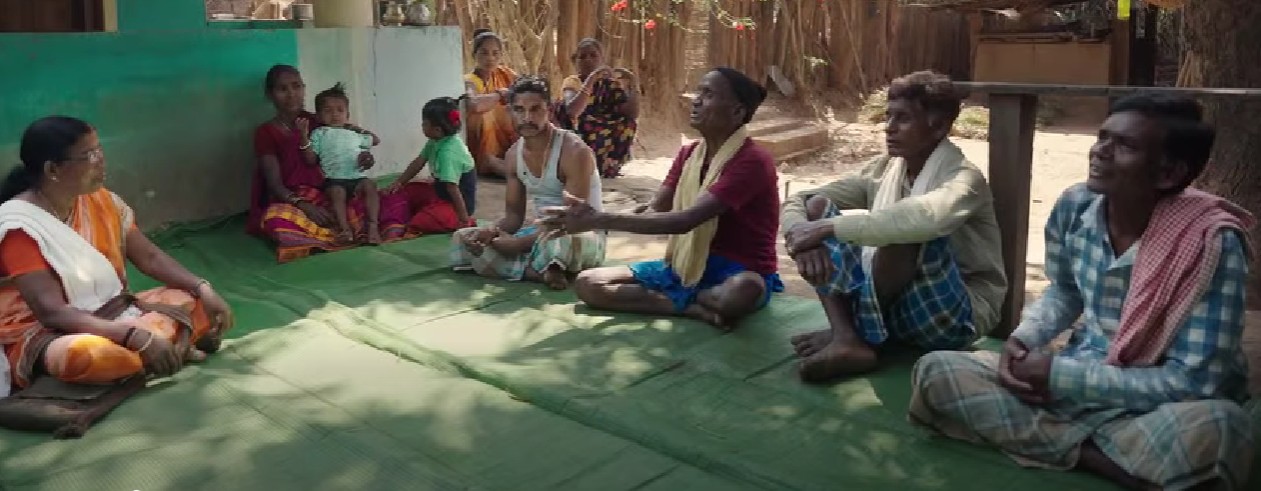 Budhri Tati in a conversation with men about alcohol eradication movements