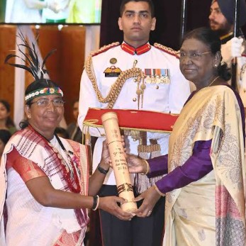 Budhri Tati while receiving the Padma Shri Award