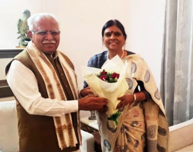 Dr. Archana Gupta with Manohar Lal Khattar