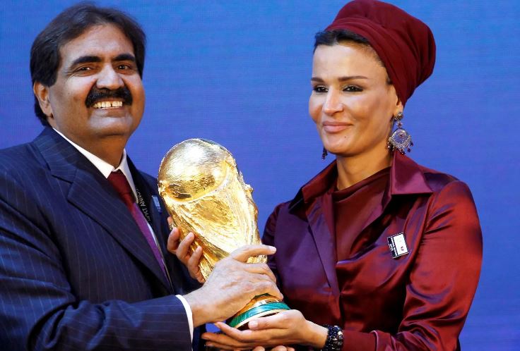 Hamad bin Khalifa al Thaniwith his wife Sheikha Moza Bint Nasser al-Misnad holding the 2022 FIFA World Cup trophy