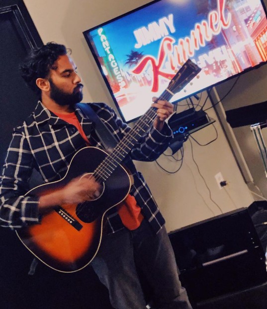Himesh Patel Height, Age, Children, Family, Biography » StarsUnfolded 11 Himesh Patel while playing a guitar