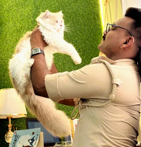 Kapil Dinkar posing with his pet cat