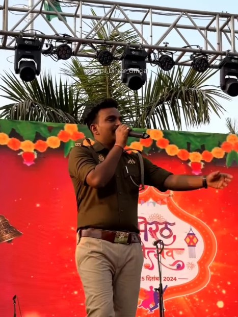 Kapil Dinkar while performing a live show