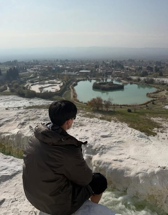 Kim Mu-yeol enjoying during a trip