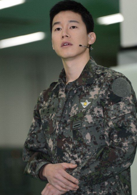 Kim Mu-yeol posing in his military uniform