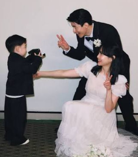 Kim Mu-yeol with his wife and son