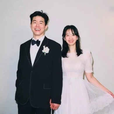 Kim Mu-yeol with his wife on their wedding day