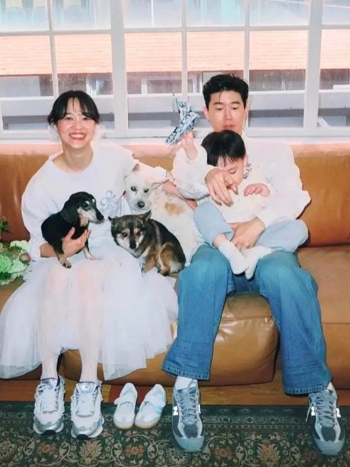 Kim Mu-yeol with his wife, son, and pets