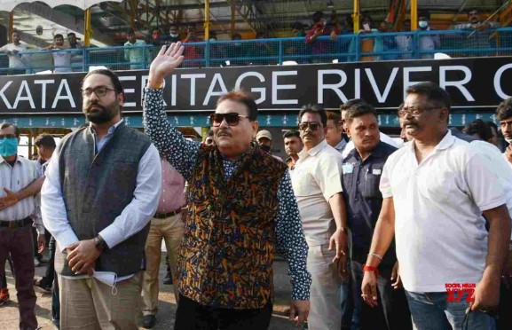 Madan Mitra Age, Wife, Children, Family, Biography » StarsUnfolded 9 Madan Mitra as a transport minister during the opening of Kolkata Heritage River Cruise