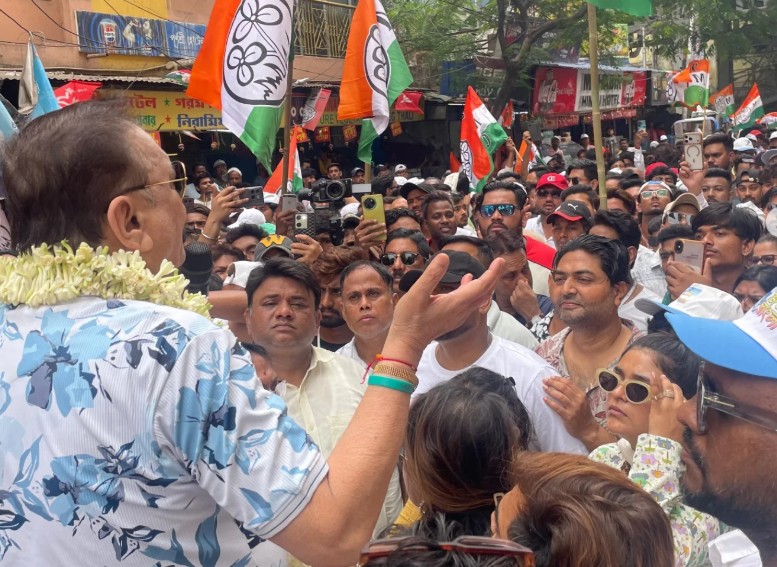 Madan Mitra Age, Wife, Children, Family, Biography » StarsUnfolded 12 Madan Mitra while delivering a speech