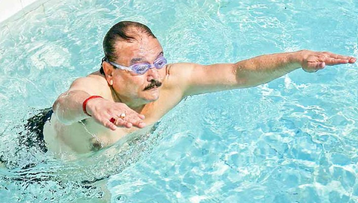 Madan Mitra Age, Wife, Children, Family, Biography » StarsUnfolded 15 Madan Mitra while swimming