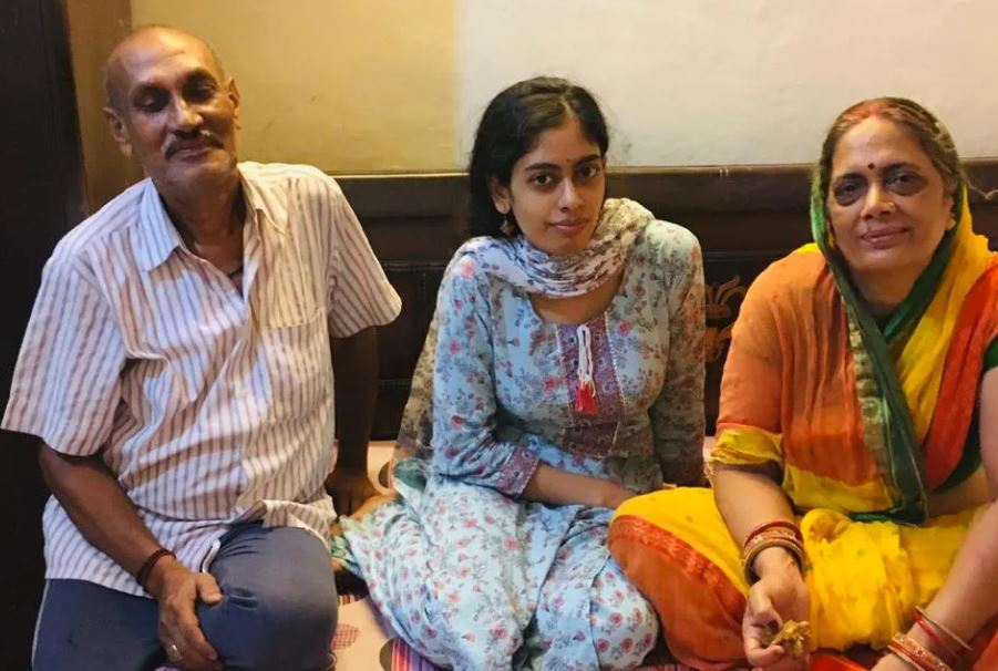 Pooja Jha with her parents