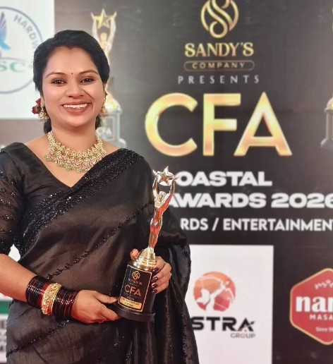Roopashree Vorkady posing with her Best Supporting Actress Award