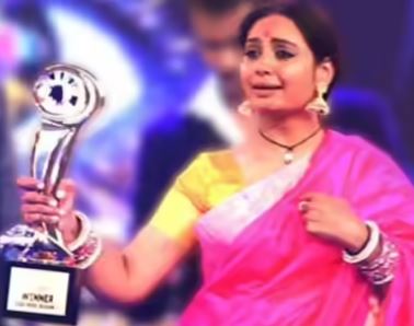 Shruthi Krishna with her Bigg Boss Kannada Season 3 trophy
