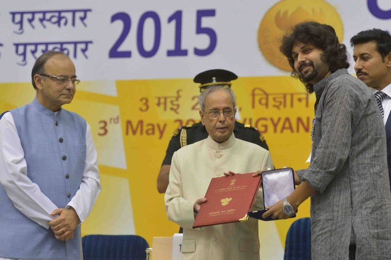 Amartya Bhattacharyya being honoured with the Silver Lotus Award (Rajat Kamal) by the President of India Pranab Mukherjee at the 63rd National Film Awards (2016)