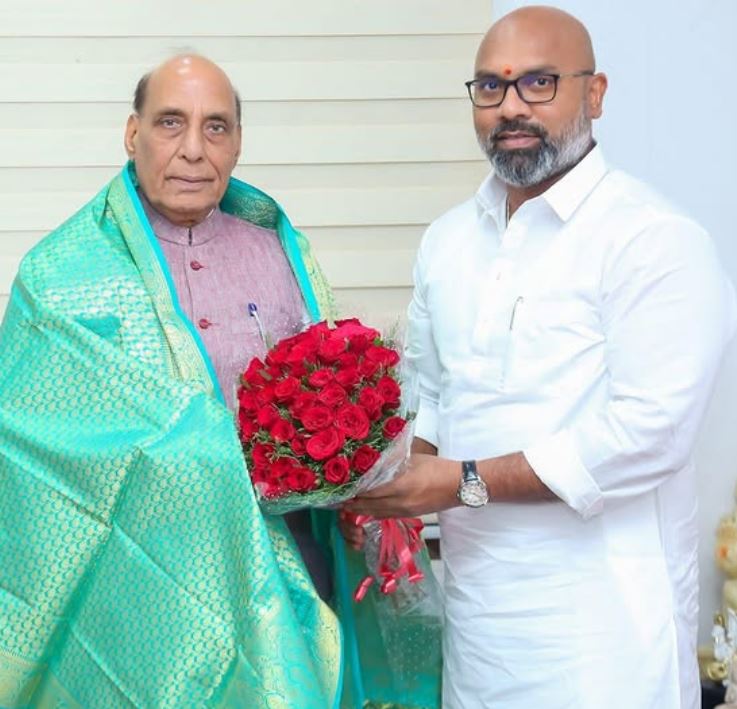Arvind Dharmapuri with BJP leader Rajnath Singh