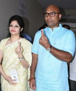 Arvind Dharmapuri with his wife
