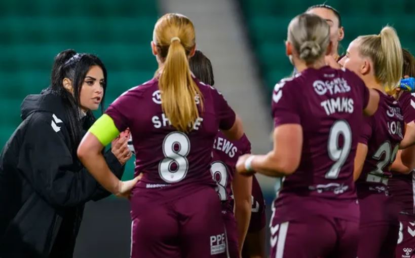 Eva Olid, while interacting with players on the ground