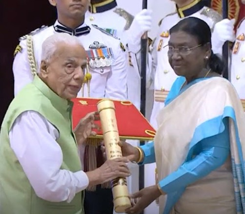 H. V. Hande while receiving Padma Shri