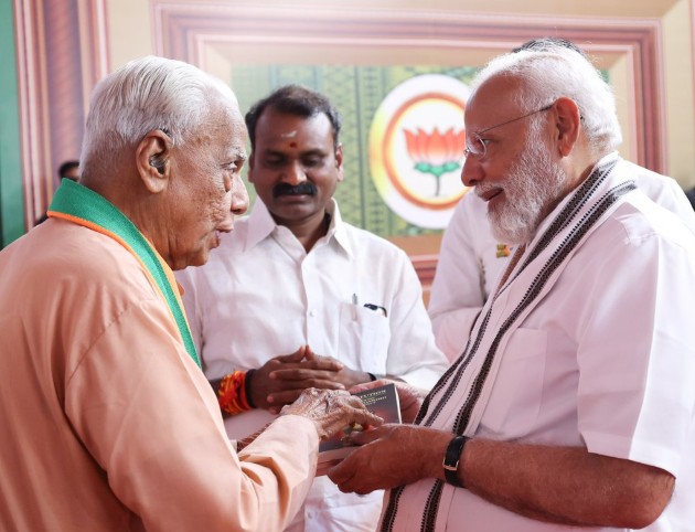 H. V. Hande with Narendra Modi