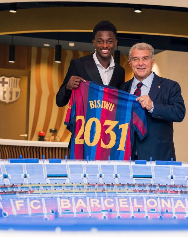 Jesse Bisiwu (left) holding his FC Barcelona's jersey