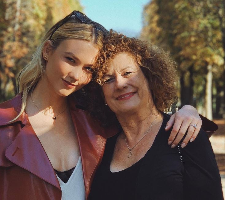 Karlie Kloss with her mother