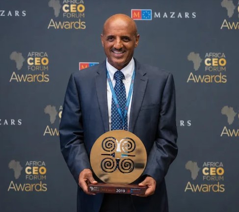 Tewolde Gebremariam posing with his award