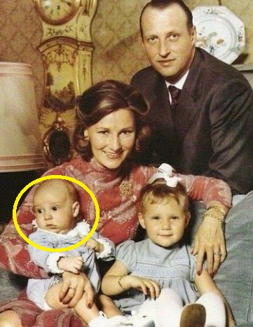 A childhood picture of Haakon VIII with his parents and sister