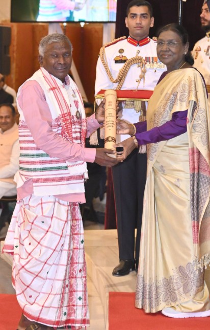Charan Hembram while receiving Padma Shri