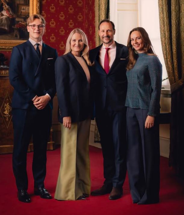 Haakon VIII with his wife and his biological children