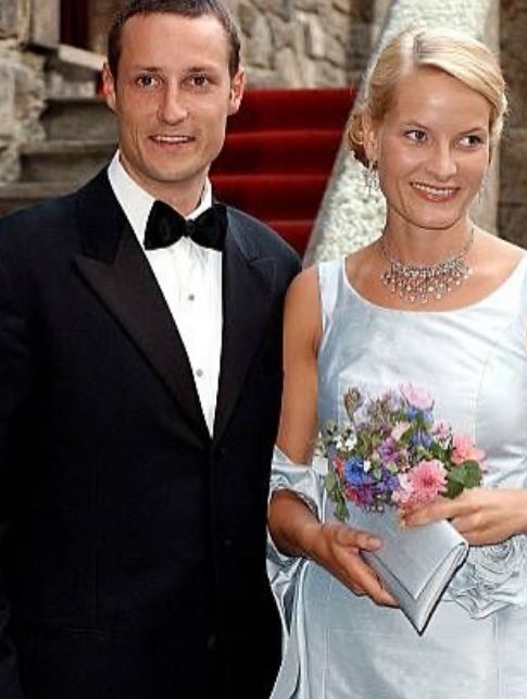 Haakon VIII with his wife on their wedding day