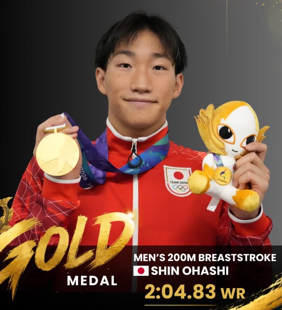 Shin Ohashi posing with his gold medal after breaking the world record in the 200 metre breaststroke in 2026