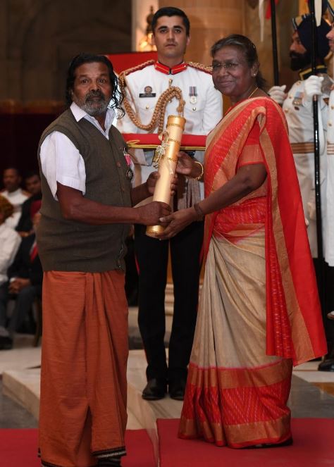 Cheruvayal Raman while receiving Padma Shri in 2023 from President Droupadi Murmu